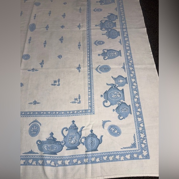 Vintage Tablecloth 58" X 50" in Blue and White Cotton Tea Pot Tablecloth SM FLWS - Picture 5 of 10